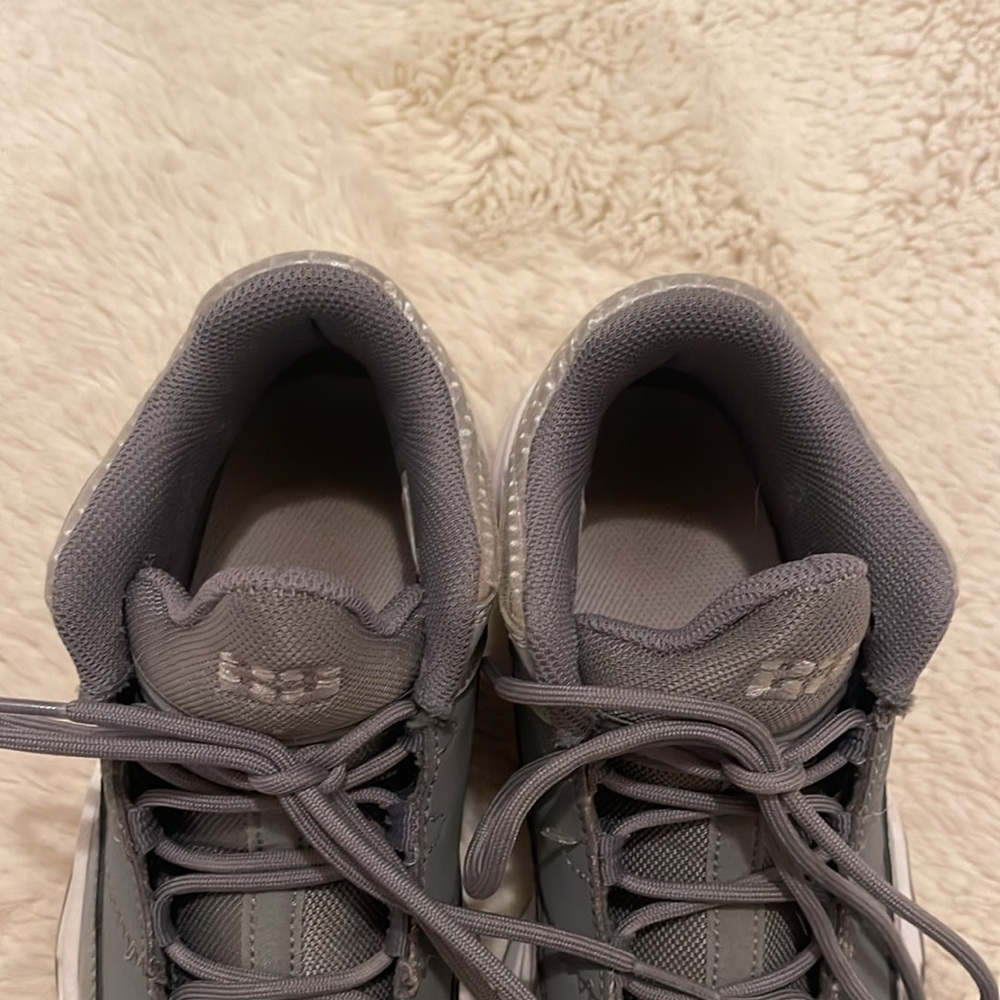 New Jordan Max Aura 3 Boys size 4 Gray - Picture 4 of 11
